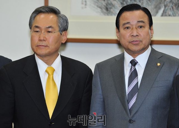 ▲ 새정치민주연합 우윤근 원내대표와 새누리당 이완구 원내대표(사진 왼쪽부터)가 20일 국회 운영위원장실에서 양당 원내대표 주례회동을 마치고 나온 뒤, 김영란법 합의 결렬을 밝히며 각자 자당의 입장을 설명하고 있다. ⓒ뉴데일리 이종현 기자