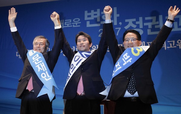 ▲ 새정치민주연합 당대표·최고위원 후보 합동연설회에 앞서 문재인·이인영·박지원 후보(사진 왼쪽부터)가 인사하고 있다. ⓒ새정치민주연합 제공