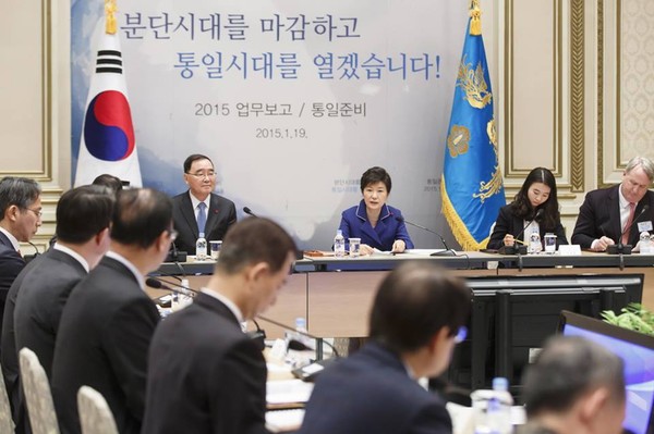 ▲ 청와대에서 각 부처별 업무보고를 받고 있는 박근혜 대통령. ⓒ청와대 제공