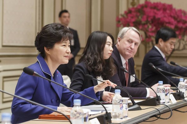 ▲ 청와대에서 각 부처별 업무보고를 받고 있는 박근혜 대통령. ⓒ청와대 제공