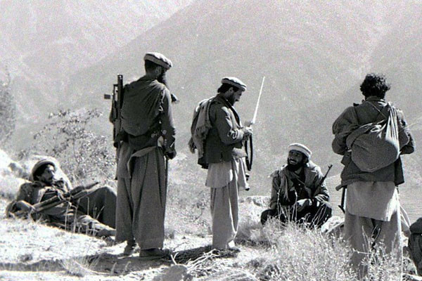 ▲ 1987년 소련군을 향해 공격할 준비를 하는 무자헤딘. 당시에는 CIA와 파키스탄 정보국(ISI)이 이들을 도왔다. ⓒ위키피디아 공개 사진