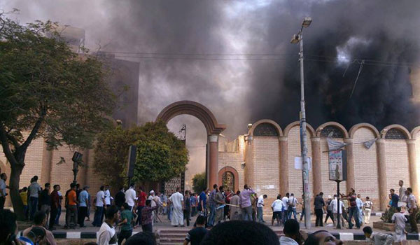 ▲ 재스민 혁명 이후 이집트에 무스리 정권이 들어선 뒤 무슬림 형제단의 이념에 대한 우려가 높았다. 사진은 이집트 기독교(콥트교) 신도와 일부 무슬림 형제단 사이의 충돌 장면. ⓒ동방 정교회 소식지 프리브미르닷컴 보도화면 캡쳐