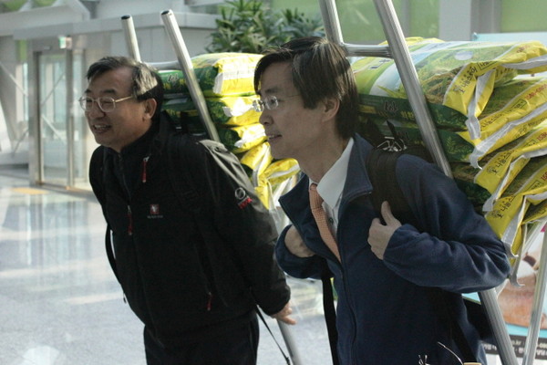 ▲ 새누리당 이정현 최고위원(왼쪽), 새정치민주연합 조경태 의원이 20일 서울 여의도 국회 의원회관에서 쪽방촌 주민들을 위한 쌀 기부 행사 '라이스버킷 챌린지'에 도전하고 있다. ⓒ조경태 의원실