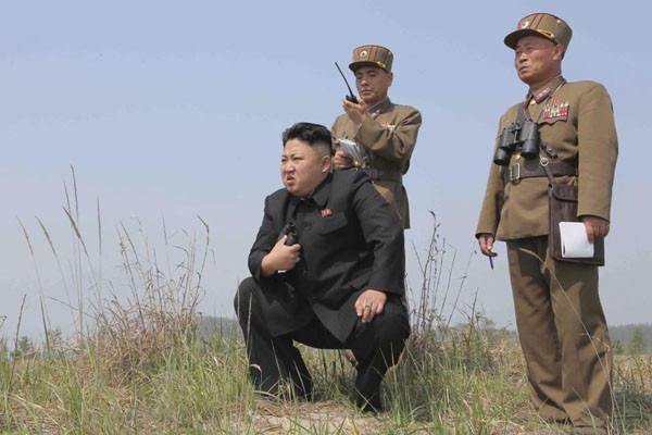 ▲ "이 X끼, 어디로 갔지? 냄새는 이 근처에서 나는데…." 참고로 돼지의 후각은 인간보다 2,000배 발달해 있다고 한다. 김정은에게 또 열받을 일이 생겼다. 베트남 주재 북한대사관의 외교관이 종적을 감춘 것이다. 김정은은 사람을 풀어 해당 외교관을 뒤쫓고 있다고 한다. ⓒ北선전매체 보도화면 캡쳐