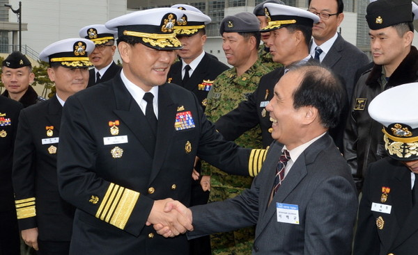 ▲ 21일 부산작전기지에 정박한 최영함 함상에서 개최된'제4주년 아덴만 여명작전 기념행사'에서 만난 황기철 해군참모총장과 석해균 선장(現 해군교육사 안보교육담당)이 악수하며 인사하고 있다.ⓒ해군