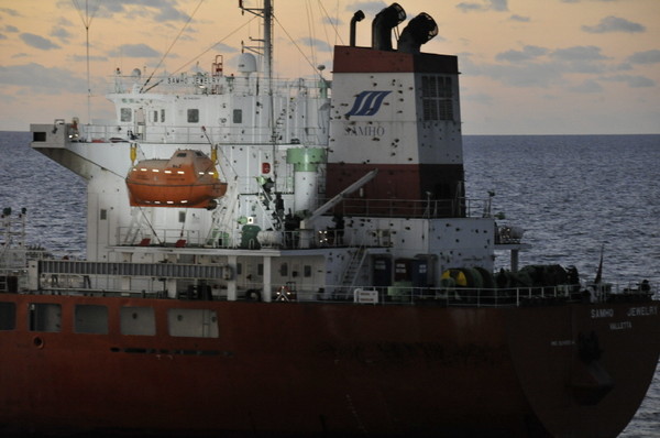 ▲ 2011년 아덴만 여명작전 당시모습.(삼호쥬얼리호 선교로 올라가는 해군특전대원).ⓒ해군