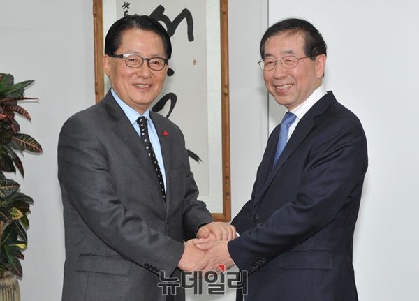 ▲ 새정치민주연합 박지원 당대표 후보가 21일 서울시청 시장실에서 박원순 서울시장을 만나 인사를 나누고 있다. ⓒ뉴데일리 이종현 기자