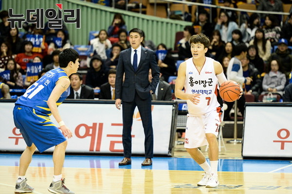 ▲ 서울 삼성 썬더스와 안양 KGC 인삼공사가 21일 잠실실내체육관에서 대결을 펼치고 있다.ⓒ프로농구연맹