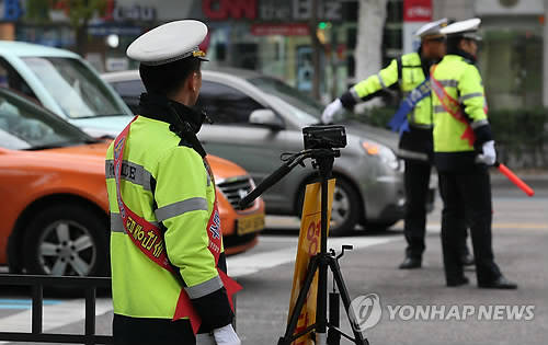▲ 경찰이 서울 종로2가 사거리에서 캠코더를 이용해 정지선 침범 차량을 단속하고 있다.ⓒ연합뉴스