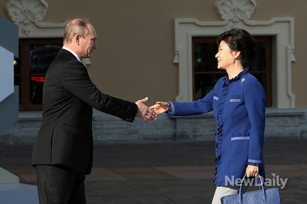 ▲ 2014년 9월 러시아 상트페테르부르크에서 열린 G20 당시 박근혜 대통령과 푸틴 대통령이 악수를 하고 있다. ⓒ뉴데일리 DB