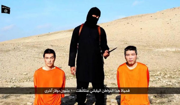 ▲ 테러조직 ISIS는 지난 20일 오후 2시 50분 경 일본인 인질 2명의 몸값 2억 달러를 72시간 내에 내놓지 않으면 인질들을 살해하겠다는 협박 영상을 온라인에 공개했다. ⓒISIS 배포 영상 캡쳐