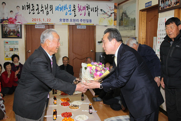 ▲ 신도청소재지 호명면 방문한 이현준 군수 (사진 오른쪽)ⓒ예천군 제공