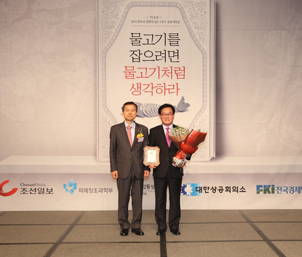 ▲ ‘2015 한국의 영향력 있는 CEO’을 수상한 백선기 군수(사진 오른쪽)ⓒ칠곡군 제공