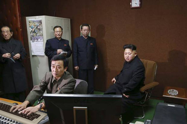 ▲ "아, 돌겠네…. 그럼 저 영화 못 막는 거냐?" 야동 다운받다 토렌트 시드가 끊어진 듯한 표정을 짓고 있는 정은이. '가용자원을 총동원'해 영화 '인터뷰'를 막으려 하지만, 가용자원 자체가 별로 없어 제대로 효과를 못 보고 있다. ⓒ北선전매체 보도화면 캡쳐