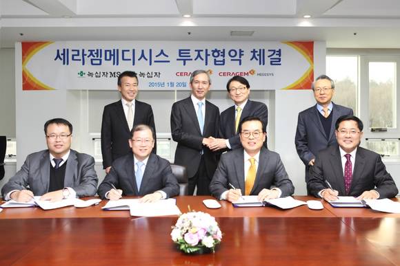▲ 녹십자와 녹십자엠에스는 세라젬메디시스와 신주인수계약을 체결했다고 22일 밝혔다. 20일 경기도 용인의 녹십자 목암빌딩에서 신주인수계약 체결 후 포즈를 취하고 있다. 이휘성 세라젬 경영자문, 이환성 세라젬 회장, 허일섭 녹십자 회장, 박용태 녹십자홀딩스 부회장(뒷줄 왼쪽부터) 이진우 세라젬메디시스 대표, 이인규 세라젬 대표, 조순태 녹십자 부회장, 길원섭 녹십자엠에스 대표(앞줄 왼쪽부터)ⓒ녹십자MS