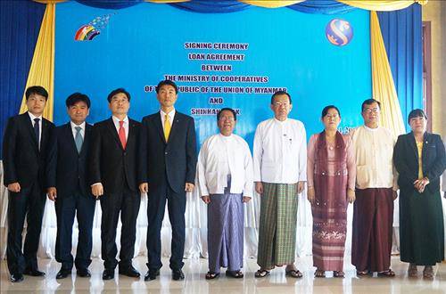 ▲ 지난 21일 미얀마 네피도 소재 로얄 네피도 호텔에서 열린 미얀마 정부와 신한은행간 중장기 수출금융지원 계약식을 마치고 기념촬영을 하고 있다.ⓒ 신한은행