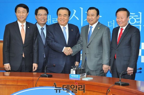 ▲ 새누리당 이완구 원내대표가 23일 총리 지명 발표가 있은 뒤, 새정치민주연합 문희상 비상대책위원장을 예방하고 있다. 함께 배석한 새정치연합 조정식 사무총장과 백재현 정책위의장의 표정이 유난히 밝을 정도로, 이완구 원내대표의 총리 지명은 야당의 따뜻한 환영을 받았다. ⓒ뉴데일리 이종현 기자