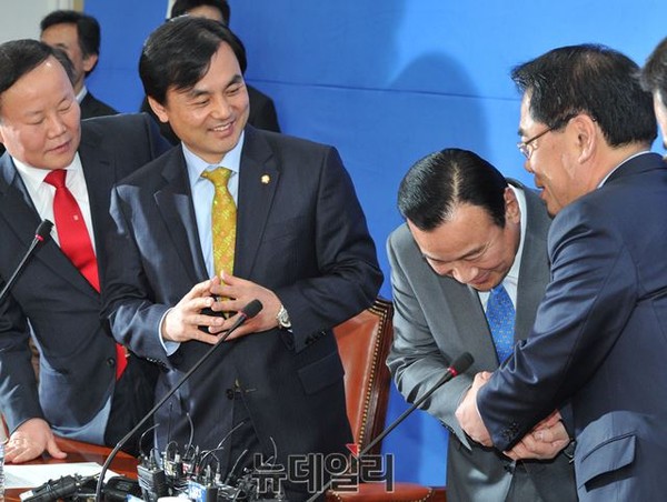 ▲ 새누리당 이완구 원내대표가 23일 오전 총리 지명 발표 직후, 새정치민주연합 원내대표실을 찾아 백재현 정책위의장에게 잘 부탁한다며 인사하고 있다. 함께 배석한 새정치연합 안규백 원내수석부대표가 이를 보며 활짝 웃고 있다. ⓒ뉴데일리 이종현 기자