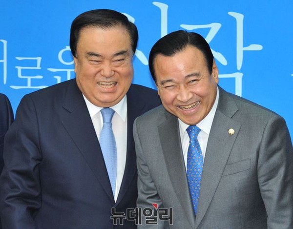 ▲ 새누리당 이완구 원내대표가 23일 오후 총리 지명 발표이 있은 뒤, 새정치민주연합 문희상 비상대책위원장을 방문한 자리에서 활짝 웃고 있다. ⓒ뉴데일리 이종현 기자