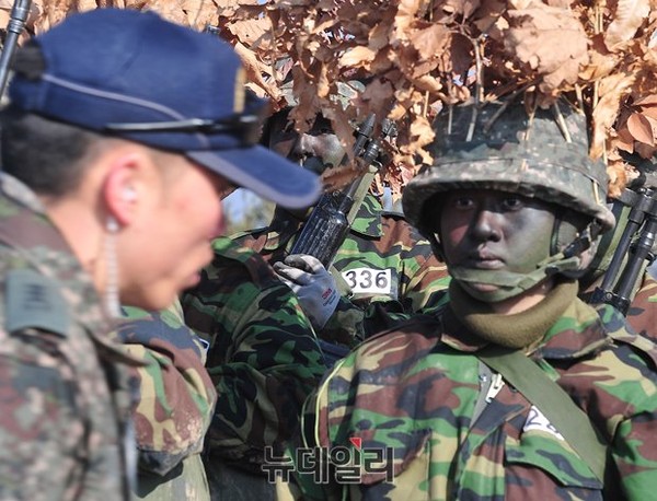 ▲ 육군3사관학교 52기 여생도가 정식 사관생도로 입학하기 위한 기초군사훈련을 받고있다. ⓒ뉴데일리 정재훈 사진기자