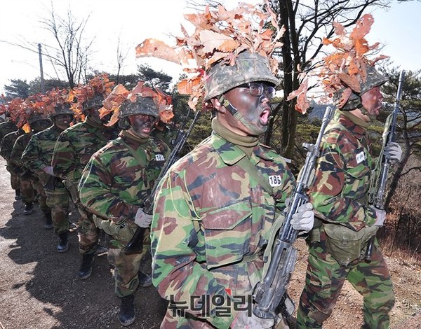 ▲ 육군3사관학교 52기 여생도가 정식 사관생도로 입학하기 위한 기초군사훈련을 받고있다. ⓒ뉴데일리 정재훈 사진기자