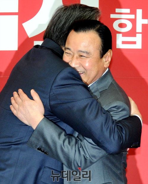 ▲ 새누리당 김무성 대표최고위원이 23일 오전 국회 당대표실을 찾은 새 총리 내정자 이완구 원내대표를 얼싸안고 있다. ⓒ뉴데일리 이종현 기자