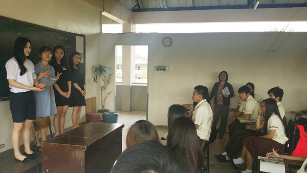 ▲ 대구가톨릭대 사범대학 학생들이 필리핀의 사우스웨스턴대 부설 고등학교에서 학교현장실습을 하고 있다.ⓒ대가대 제공