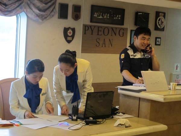 ▲ 평산훼리에서 대경대 관광크루즈승무원과 전공학생들이 고객 안내를 위한 실습 준비를 하고 있다.ⓒ대경대 제공