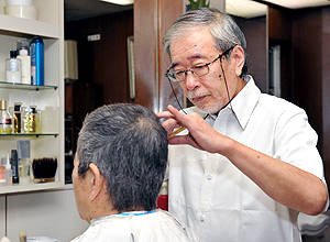 ▲ 호암 이병철을 감동시킨 도쿄 모리타이발소의 3대 이발사는 세상을 떠나고, 아들인 4대 이발사(사진)가 운영하고 있다. 사진제공 대구매일. ⓒ