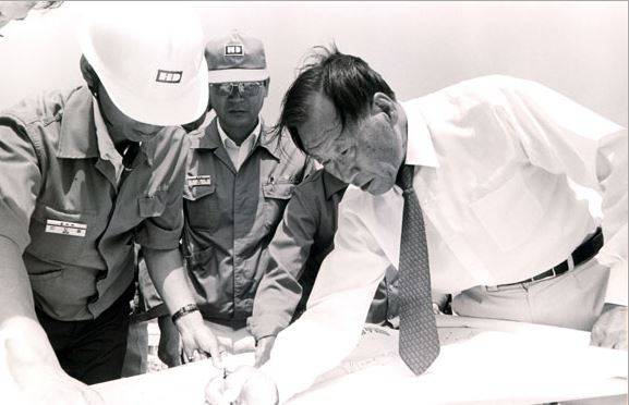 ▲ 현장경영을 중시했던 정주영은 직원들에게 욕을 해가며 강하게 단련시켰다ⓒ