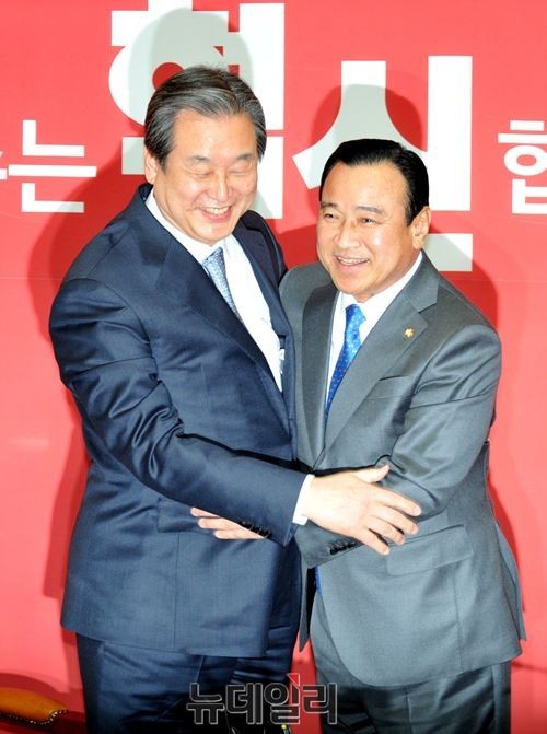 김무성 새누리당 대표가 23일 새 총리에 지명된 이완구 새누리당 원내대표를 축하하고 있다. ⓒ뉴데일리 이종현 기자