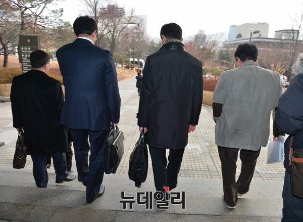 재판이 끝난 후 법정을 나서는 양승오 박사(가운데)와 차기환 변호사(좌측 두번째)ⓒ 연합뉴스
