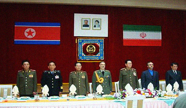▲ 북한과 이란은 90년대 후반부터 시리아와 함께 핵무기 개발을 추진했다. 하지만 이란이 서방진영과 핵개발 중단협상을 벌이고 시리아가 내전상태에 빠지면서, 이 커넥션은 유명무실해졌다. 사진은 북한을 찾은 이란 고위급 장성. ⓒ北선전매체 보도화면 캡쳐