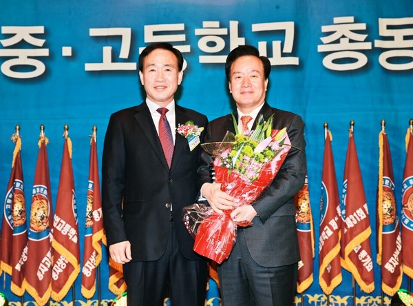 ▲ 이병석 의원(오른쪽)이 동지중고 동문회가 주는  ‘제7회 자랑스러운 동지인상’을 받았다.ⓒ이병석 의원 제공