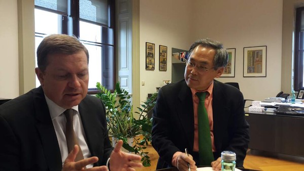 새정치민주연합 우윤근 원내대표가 지난 21일 오스트리아 의원회관을 방문한 자리에서 오스트리아 국민당(OVP)의 베르너 아몬 원내부대표를 만나, 연립정부에 대한 토론을 나누고 있다. ⓒ새정치민주연합 원내대표실 제공