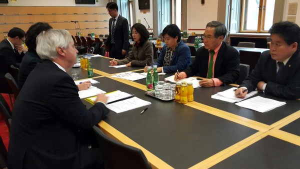 ▲ 새정치민주연합 우윤근 원내대표가 지난 21일 오스트리아의 베르너 제게르니츠 의회민주주의연구소장을 만나, 오스트리아식 헌법 모델 하에서의 대통령과 총리의 역할에 관한 토론을 하고 있다. ⓒ새정치민주연합 원내대표실 제공