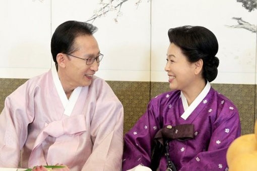 ▲ 2015년 신년 인사를 하는 이명박 전 대통령과 김윤옥 여사 ⓒ 이 전 대통령 페이스북