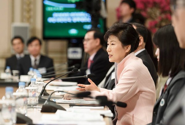 청와대에서 업무보고를 받고 있는 박근혜 대통령. ⓒ청와대 제공