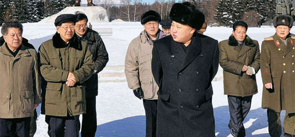 ▲ 2012년 11월 30일, 백두산 인근 삼지연에 모인 김정은과 측근들. 사진에는 박태성과 마원춘이 나오지 않았다. ⓒ北선전매체 보도화면 캡쳐