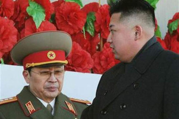 ▲ 고모부 장성택 앞을 지나가는 김정은. 장성택은 결국 김정은에 의해 '벌집'이 돼 죽었다. ⓒ北선전매체 보도화면 캡쳐