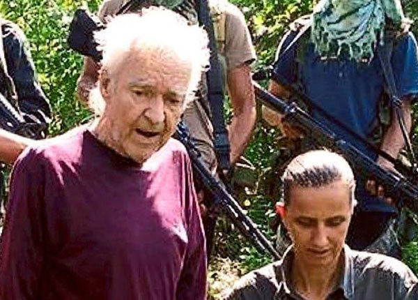 ▲ 2014년 10월 18일 필리핀 민다나오 지역에서 테러조직 아부 샤아프에게 인질로 붙잡혔다 몸값을 내고 풀려난 독일인들. ⓒ말레이시아 '스타' 관련 보도화면 캡쳐