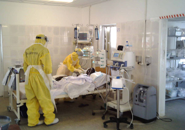 ▲ 한국 긴급구호대 의료진이 에볼라 환자를 치료하고 있다. ⓒ외교부 제공
