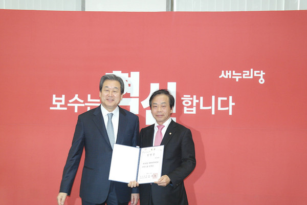 ▲ 김무성(사진 왼쪽) 최고 위원과 기념촬영하고 있는 이완영(사진 오른쪽) 의원ⓒ이완영 의원실 제공