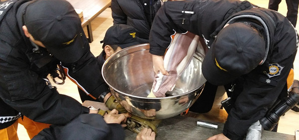 ▲ 구미소방서 119구급구조대가 식품가공 기계에 신체 일부가 끼이는 사고가 발생한 현장에서 사고자를 구하기 위해 기계를 분리하고 있다.ⓒ구미소방서 제공