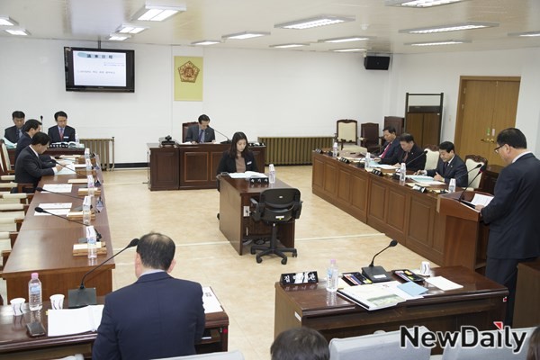 ▲ 경북도의회가 26일 농수산위원회 회의실에서 독도관련 업무보고를 듣고 독도수호와 홍보를 위한 대책마련을 집행부에 촉구했다.ⓒ도의회 제공