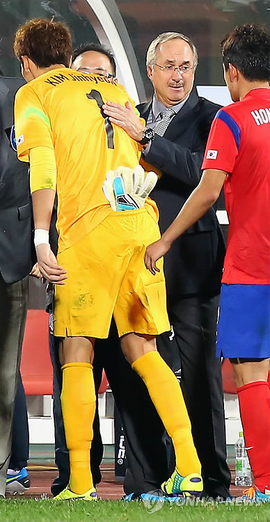 ▲ 김진현 선수를 격려하는 울리 슈틸리케 감독.ⓒ연합뉴스