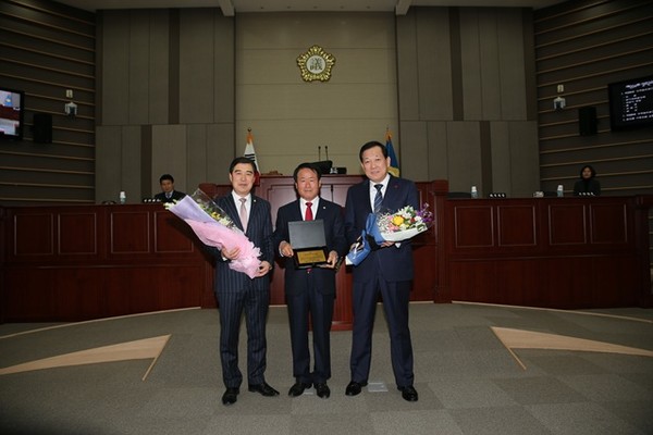 ▲ 2014 경북도 의정봉사대상 수상한 도정태의원(사진 중앙)과 김항곤(사진 오른쪽) 성주군수가 함께 기념촬영을 하고 있다. ⓒ성주군 제공