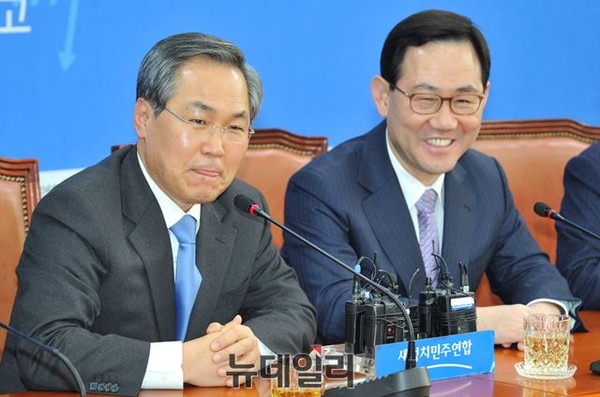 ▲ 새정치민주연합 우윤근 원내대표와 새누리당 주호영 원내대표권한대행이 27일 오전에 열린 회동에서 환한 표정을 지어보이고 있다. ⓒ뉴데일리 이종현 기자