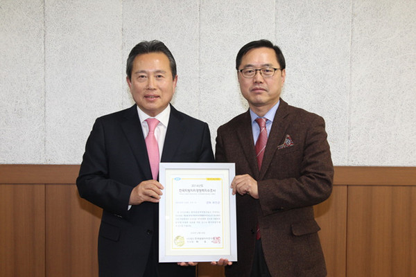 ▲ 한국공공자치연구원으로부터 증서를 전달받고 있는 이현준(사진 왼쪽) 군수ⓒ예천군 제공
