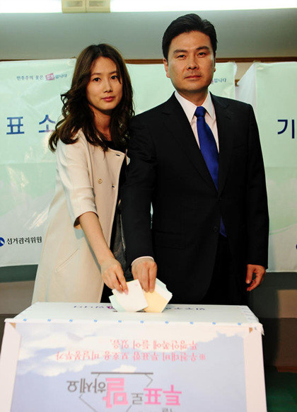 ▲ 지난 2010년 6·2 지방선거에서 함께 투표하고 있는 지상욱 전 자유선진당 대변인과 탤런트 심은하 씨 부부의 모습. ⓒ조선닷컴 DB